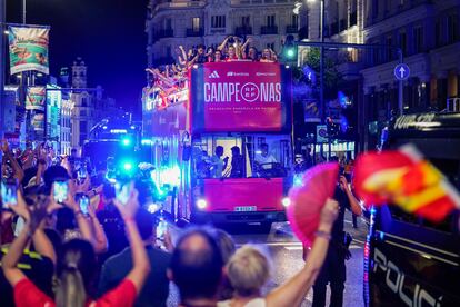 Los aficionados saludan a la selección a su paso por la Gran Vía madrileña.
