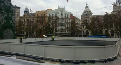 El montaje de la pista de hielo avanza a buen ritmo.