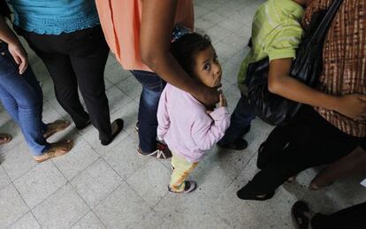 Mujeres y ni&ntilde;os esperan en el Centro de Migrantes Deportados desde M&eacute;xico en San Pedro Sula, Honduras.