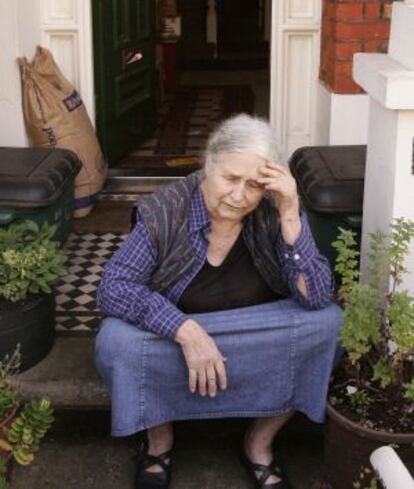 La escritora Doris Lessing en la puerta de casa el 11 de octubre de 2007. Volvía de la compra cuando recibió la noticia de la concesión del Nobel.