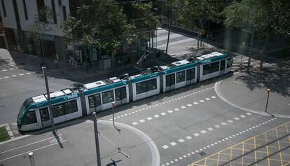 Un tramvia circula per un encreuament de l'avinguda Diagonal.