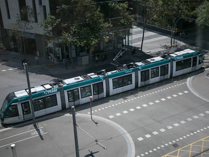 Un tramvia circula per un encreuament de l'avinguda Diagonal.