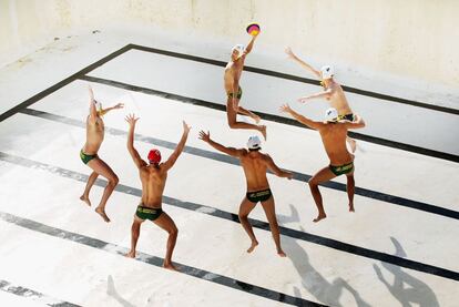 El equipo olímpico de waterpolo australiano es retratado en una piscina vacía en Sydney. Fotografía finalista en la categoría de 'Deporte'. (© Ryan Pierse, Australia, Sony World Photography Awards / Getty Images)