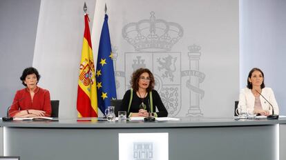 La portavoz del Gobierno y ministra de Hacienda, María Jesús Montero, junto a la ministra de Industria, Comercio y Turismo, Reyes Maroyo (d), y la titular de Educación y Formación Profesional, Isabel Celáa, durante la rueda de prensa posterior al Consejo de Ministros de este martes.