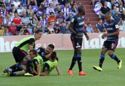 Los jugadores del Granada celebran la permanencia