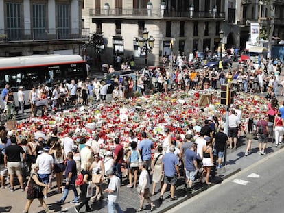 Flores en el lugar del atentado en Barcelona.