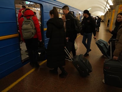 Decenas de ciudadanos tomaban este jueves el metro en Kiev para alejarse de la violencia.