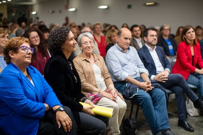 La secretaria general de ERC, Marta Rovira (2-i), junto a sus padres, durante la presentación del informe de gestión de la axctual durección del partido, el pasado martes.