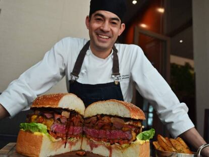 Patrick Shimada, chef do The Oak Door, no hotel Grand Hyatt de Tóquio, posa com o hambúrguer de três quilos que preparou em 1º de abril.