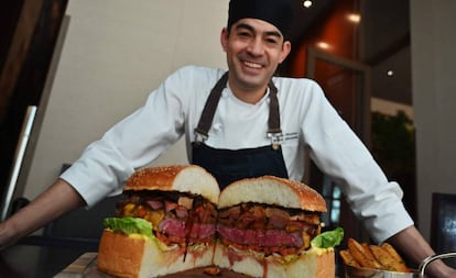 Patrick Shimada, chef do The Oak Door, no hotel Grand Hyatt de Tóquio, posa com o hambúrguer de três quilos que preparou em 1º de abril.