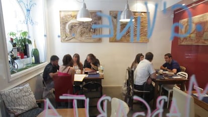Interior del gastrobar Juan y Pínchame, en Madrid.