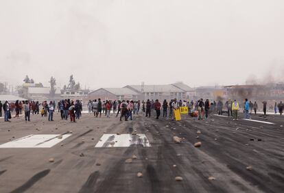 Los enfrentamientos entre los manifestantes y la policía han llegado hasta el aeropuerto de Arequipa.