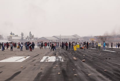 Los enfrentamientos entre los manifestantes y la policía han llegado hasta el aeropuerto de Arequipa.