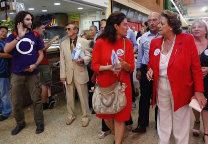 La candidata del PP a la reelección al Ayuntamiento de Valencia, Rita Baberá, visita el mercadillo de Castilla, el 13 de mayo de 2015.