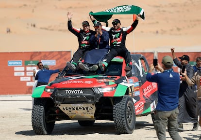 El piloto saudí Yazeed Al-Rajhi, junto a su copiloto Timo Gottschalk, celebra el triunfo en el Dakar con el príncipe Khalid bin Sultan Al-Abdullah Al-Faisal, presidente de la federación saudí de automovilismo. 