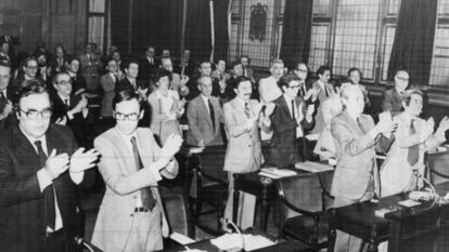 Los miembros de la comisión constitucional del Congreso aplauden tras finalizar sus trabajos, el 20 de junio de 1978.