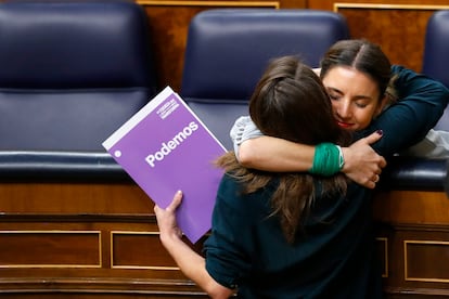 La diputada de Unidas Podemos, Lucía Muñoz, abraza a la ministra de Igualdad, Irene Montero, tras la aprobación de la ley trans y la del aborto en el Congreso.