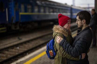 Una pareja se despide en la estación de Kiev. El presidente ucranio, Volodímir Zelenski, pide hablar directamente con el presidente ruso, Vladímir Putin, sin intermediarios. “Es la única manera de detener la guerra”, ha dicho Zelenski en una rueda de prensa.