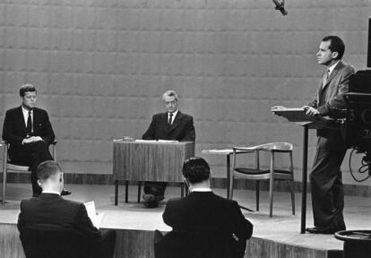 En el primer debate presidencia televisado, en 1960 Richard Nixon y John F. Kennedy, los candidatos se sentaron sobre la silla CH24 de Hans J. Wegner, que hoy produce Carl Hansen & Son. La original se puede ver en la exposición. |