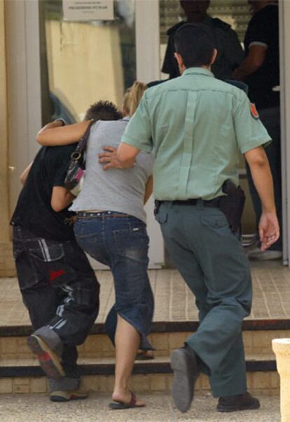 El niño de 12 años secuestrado ayer en la localidad murciana de Torre Pacheco, entra junto a su madre en las dependencias policiales.