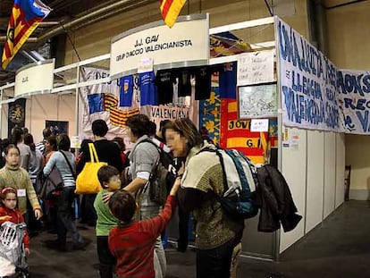 Casetas del GAV y de la Organización Juvenil Española (OJE) en Expojove, la feria infantil del Ayuntamiento de Valencia.