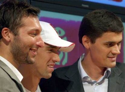 De izquierda a derecha, Thorpe, Phelps y Popov durante su encuentro.