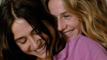 Izïa Higelin (izquierda) y Cécile de France, en 'Un amor de verano".
