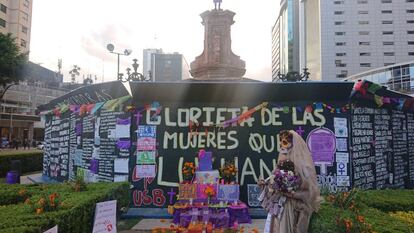 Gloria Cruz una mujer activista de los Derechos Humanos, coloca una flor en la ofrenda a las mujeres que han sido asesinadas en México.