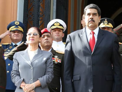 Nicolás Maduro ao lado do ministro da Defesa da Venezuela, general Vladimir Padrino Lopez e a primeira-dama, Cilia Flores.