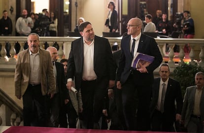 Oriol Junqueras y Raül Romeva (derecha), en el Parlament, este martes.