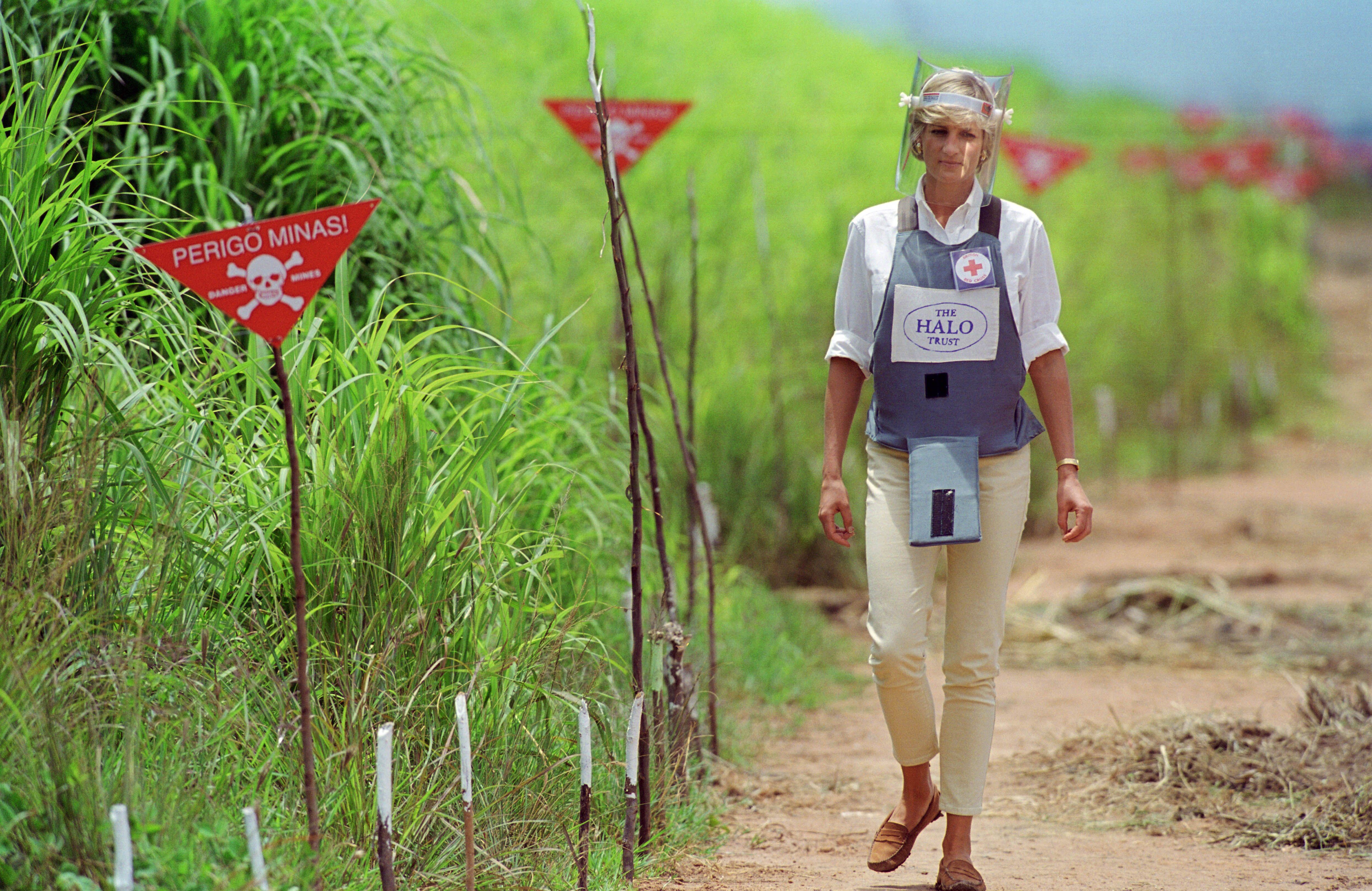 Diana de Gales, en enero de 1997 en un campo de minas en en Huambo, Angola.