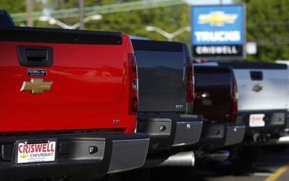 Rancheras Silverado de Chevrolet en un concesionario