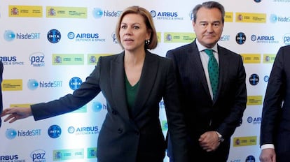 La entonces ministra de Defensa María Dolores de Cospedal y su secretario de Estado Agustín Conde, en febrero de 2018.