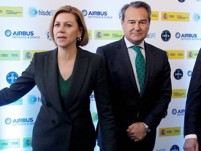 La entonces ministra de Defensa María Dolores de Cospedal y su secretario de Estado Agustín Conde, en febrero de 2018. 
 