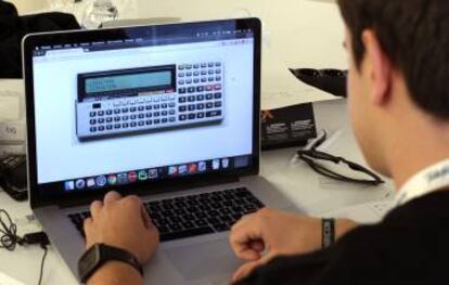 Javier Luna muestra el modelo de calculadora que programaba con ocho años.