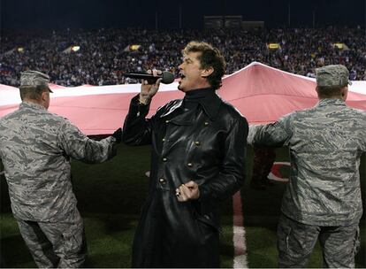 El actor David Hasselhoff, protagonista de series como &#39;El coche fantástico&#39; y &#39;Vigilantes de la playa&#39;, es un padre responsable y amante de sus hijas. Lo demostró anoche, cuando acudió a cantar el himno nacional antes del partido que enfrentó al equipo de fútbol americano de la Universidad de Arizona, donde estudia la mayor de sus hijas, Taylor Ann, con la Universidad de Brigham Young, en la copa que cada año se disputa en Las Vegas en esta categoría.