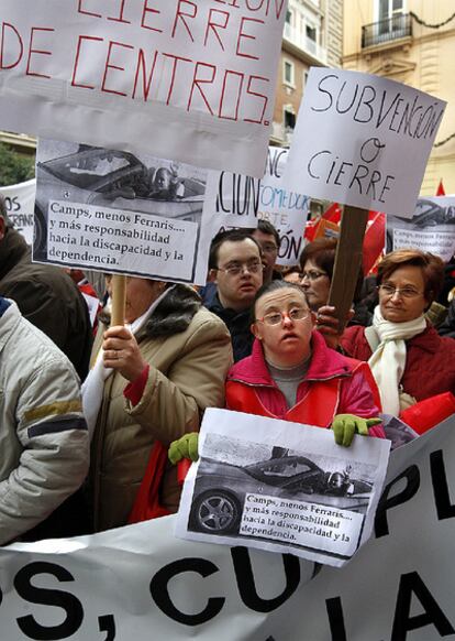 Manifestantes con la imagen del presidente de la Generalitat Valenciana, Francisco Camps, durante la concentración.