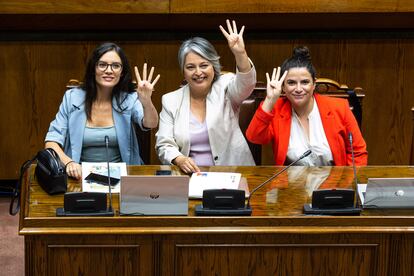 Fotografía cedida por el Senado de Chile, de la Ministra del trabajo, Jeannette Jara (c), junto a la portavoz de Gobierno, Camila Vallejos (i) y la ministra de la Mujer y la Equidad de Género, Antonia Orellana (d).