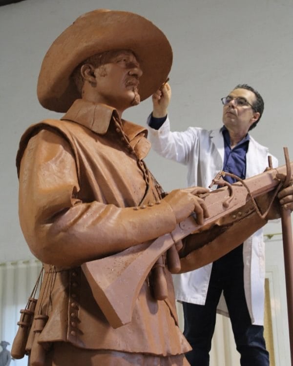 El escultor Salvador Amaya moldea la figura del arcabucero del conjunto monumental.