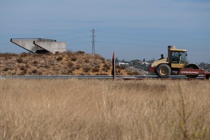 A la izquierda restos de las obras paralizadas de la autovía SE-40 en la localidad de Coria del Río, Sevilla, en una imagen de septiembre de 2022.