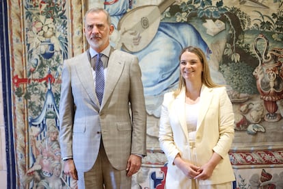 El rey Felipe VI, recibe en audiencia a la presidenta de las Illes Balears, Marga Prohens, en el Palacio de Marivent (Palma).