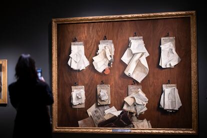 Una mujer hace una foto a un cuadro en el Museo Thyssen.