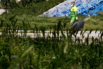 Una operària de neteja al parc de l'Estació del Nord.