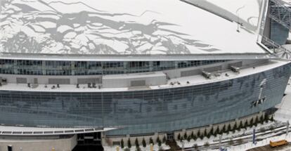 El techo del Estadio de los Cowboys de Dallas cubierto de nieve.