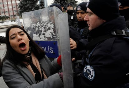 La policía turca reprime una manifestación contra la reforma constitucional y el sistema presidencialista en el exterior del Parlamento turco, este lunes.