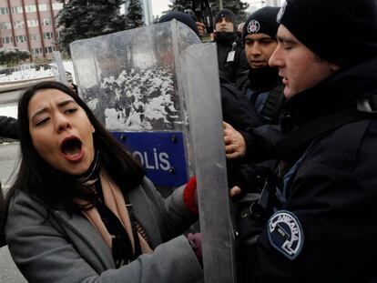 La policía turca reprime una manifestación contra la reforma constitucional y el sistema presidencialista en el exterior del Parlamento turco, este lunes.