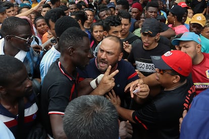 Personas discuten en Tapachula mientras esperan en la fila para tramitar sus papeles, el 8 de mayo.