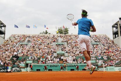 Nadal, durante el partido contra el invitado Gianni Mina, en su estreno en Roland Garros