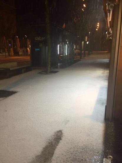 Un carrer de Mataró, després de la calamarsada.