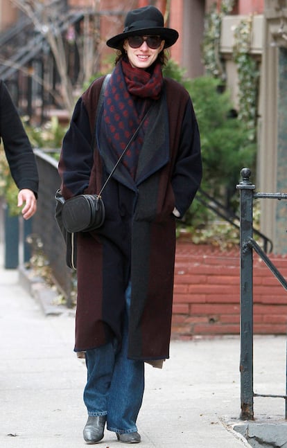 As de abrigada (y camuflada) se pone Anne Hathaway para pasear por la ciudad. La actriz se suma a la fiebre setentera apostando por pantalones de campana, sombrero y abrigo oversize.